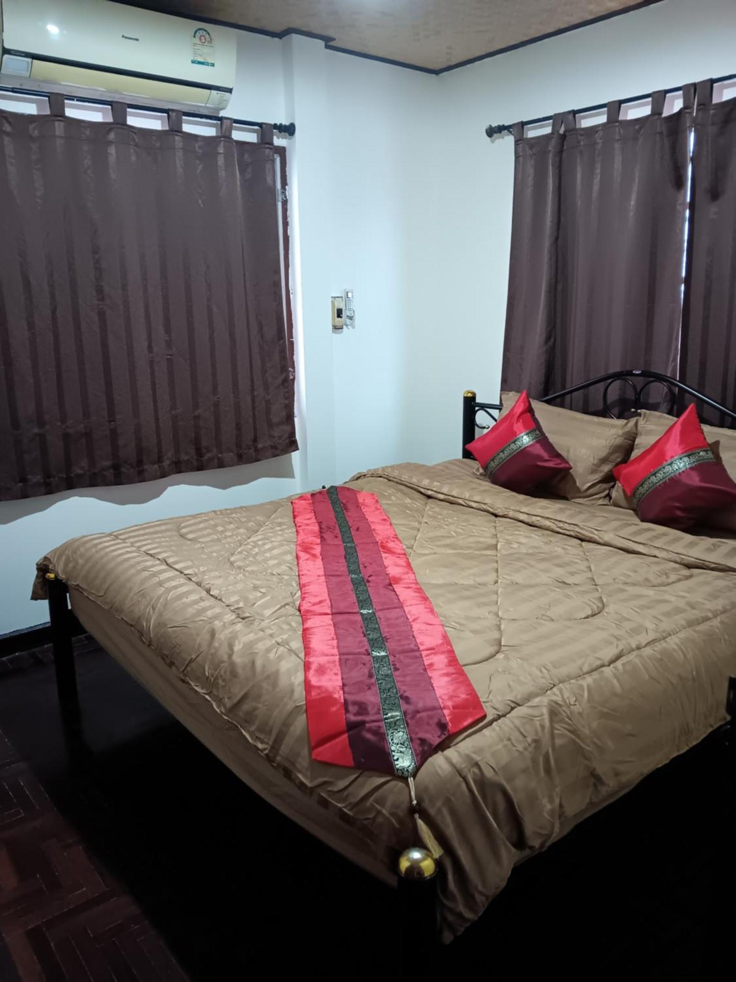 Hug Glur House Tour And Hostel (Adults Only) Чиангмай Екстериор снимка