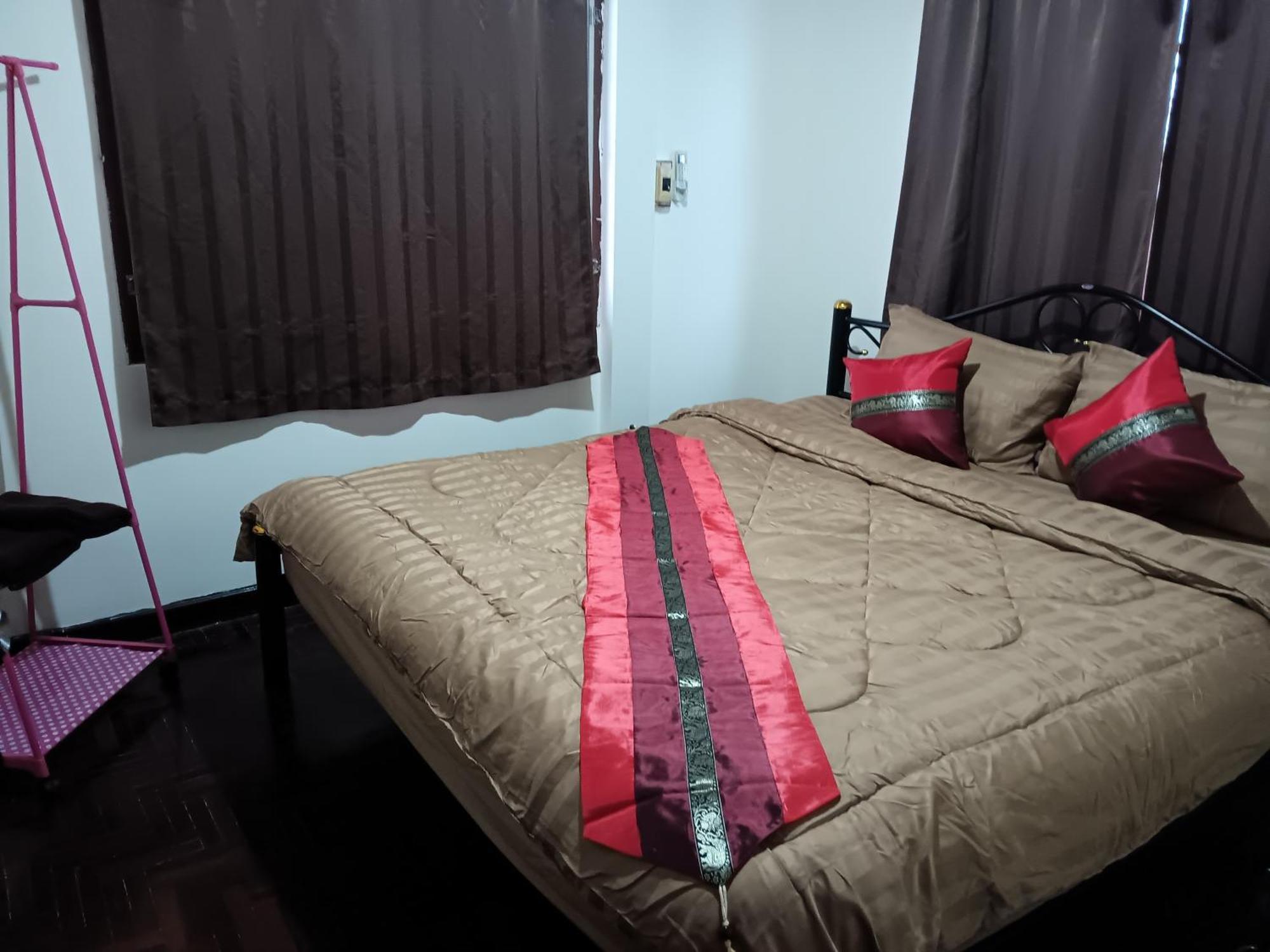 Hug Glur House Tour And Hostel (Adults Only) Чиангмай Екстериор снимка
