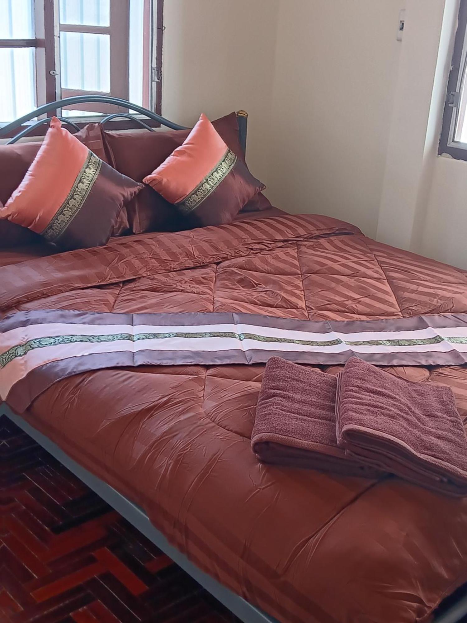 Hug Glur House Tour And Hostel (Adults Only) Чиангмай Екстериор снимка