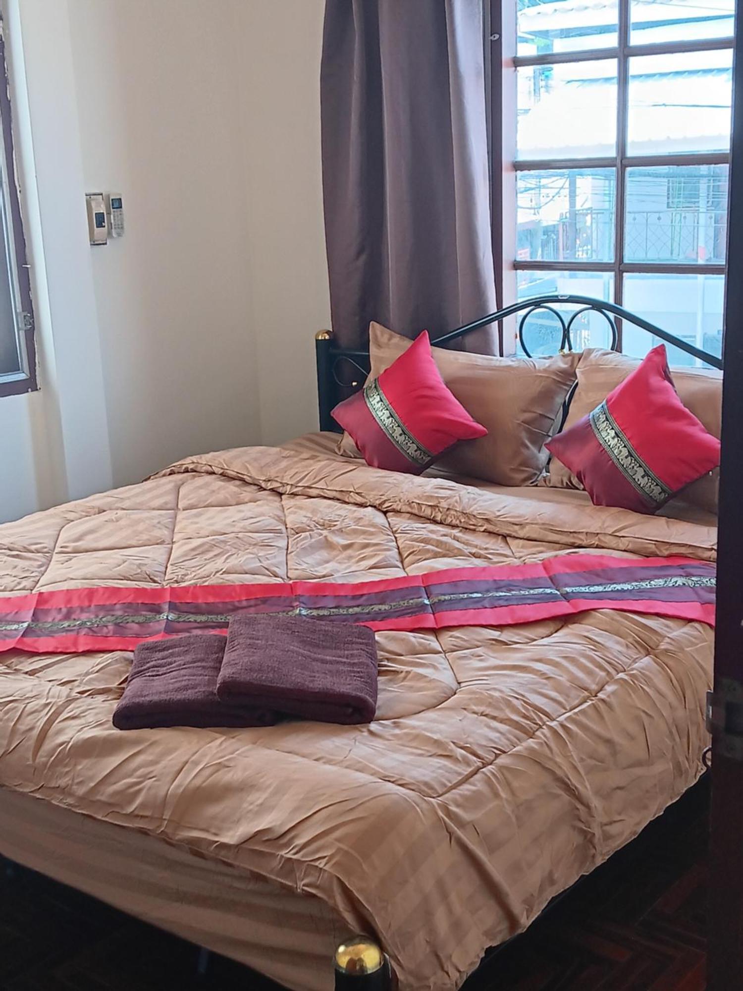Hug Glur House Tour And Hostel (Adults Only) Чиангмай Екстериор снимка